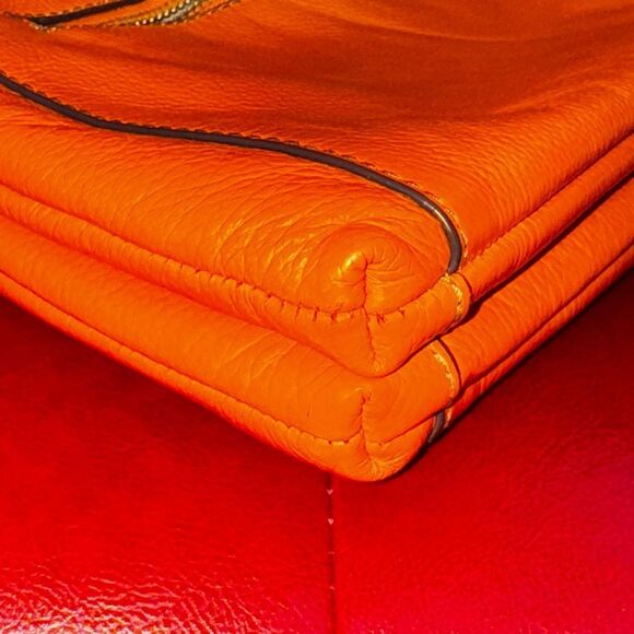 π§‘β Bright Rich Orange Pebbled Leather Crossbody Bag π§‘
Lots of pockets - Picture 5 of 16